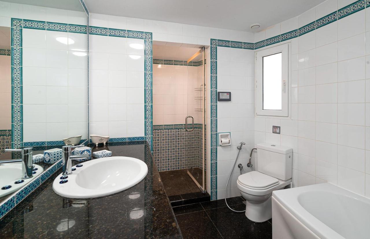 Spacious & Artistic Retro 2Bd Apt With Sauna أثينا المظهر الخارجي الصورة