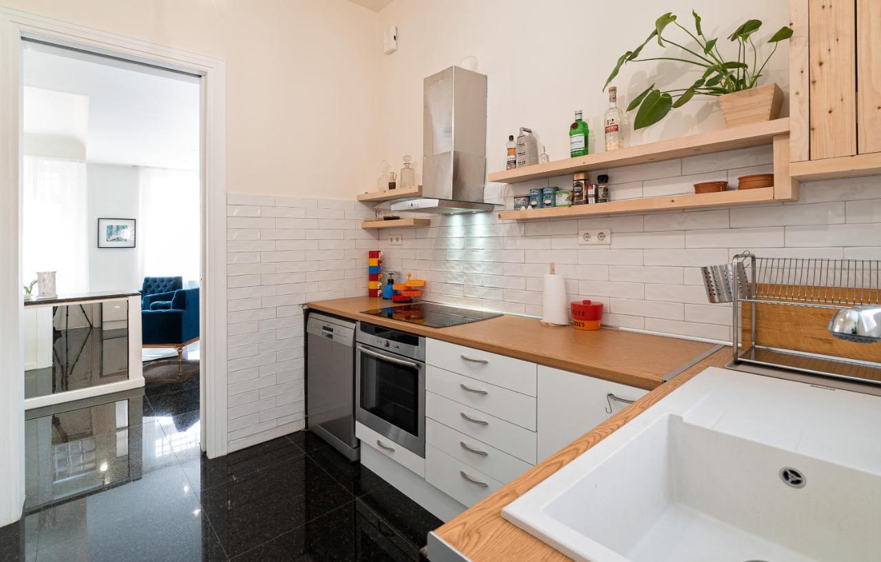 Spacious & Artistic Retro 2Bd Apt With Sauna أثينا المظهر الخارجي الصورة
