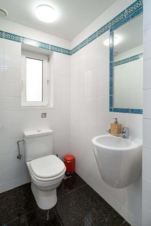 Spacious & Artistic Retro 2Bd Apt With Sauna أثينا المظهر الخارجي الصورة